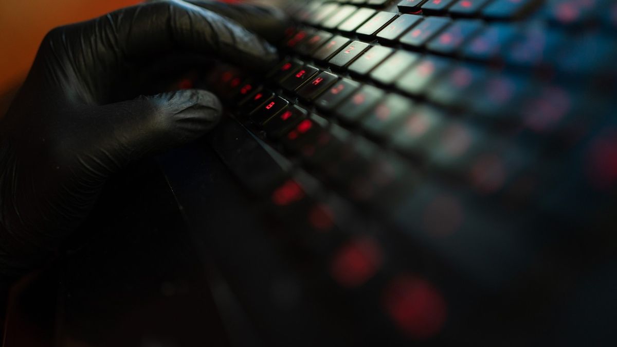 Policie vyšetřuje útoky hackerů na nemocnice, ví i o stopě do Moskvy